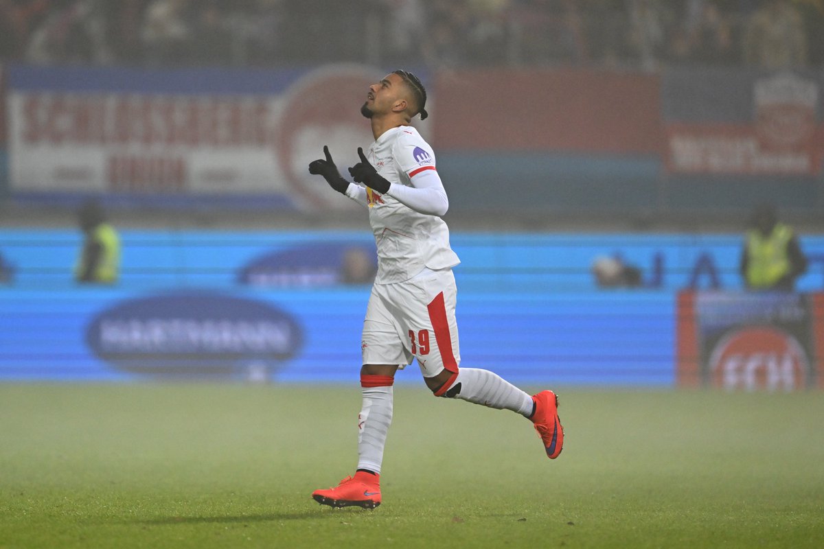 Es wird noch mal emotional 🥹 Darauf haben wir gewartet 🫶

Welcome back, Benny #Henrichs 👏 

⏱️ 90. Minute | 0:3         
#FCHRBL #Bundesliga