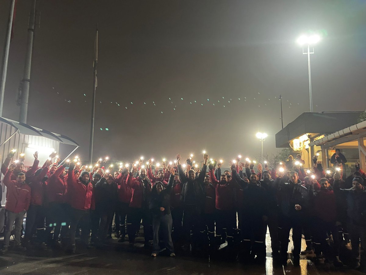 Sendikamız DGD-SEN öncülüğünde 23 Ocak 2026 Cuma günü sabah vardiyasından itibaren %28 zam dayatmasına ve sefalet ücretine karşı yurdun dört bir yanında Migros depolarında iş bırakma eylemleri gerçekleştirilmiştir. Sendikamız koordinasyonuyla 2 gün gibi kısa bir sürede 12 depoda