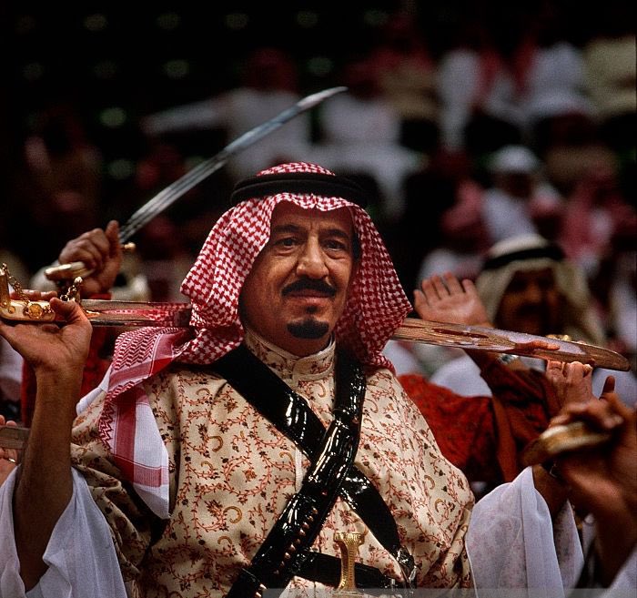 لا تصح  -القيادة الخليجية.. ولا العربية.. ولا الإسلامية.. ولا النّفطية-  في "مذهبنا الدولي" إلا بـ{إمامٍ سعودي} قد -شرّفهُ الله- بخدمة الحرمين.

وكل من يناكف هذه "الإمامة" المُناط بها -حصرًا واضطرارًا- حماية وخدمة الحرمين، إنما يسلك أخبث مسالك الشيطان، ويعينه على غايته الكبرى