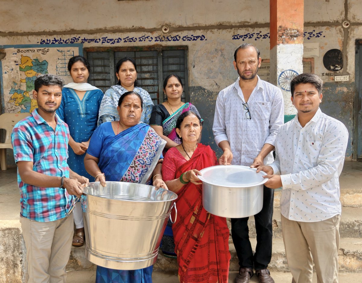 Shiva_kumarG5's tweet photo. Distribution of Cooking Utensils to a Government Primary School Under the aegis of Swami Vivekananda Seva Brundam
#socialservice #Swamivivekanandasevabrundam #Youthforchange #ShivaKumarGudlanaram https://t.co/FXBPn2pL24