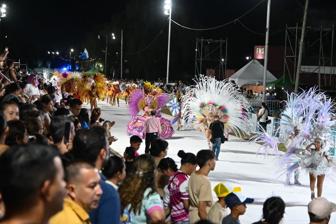 ¡El brillo del carnaval llegó a Goya! 🎭✨

​Acompañamos al intendente Mariano Hormachea en el tradicional corte de cinta que dio inicio oficialmente a los Carnavales de Goya 2026.