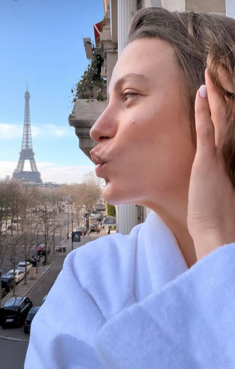 Bu gün ben istanbula geldim ama sen yoktun olsaydında göremezdim belki bir gün diye ümidimi kaybetmeden beklemeye devam güzelimmm ❣️ çok seviyorum 🌹 <a href="/SrnySrkyResmi/">Serenay Sarıkaya</a>