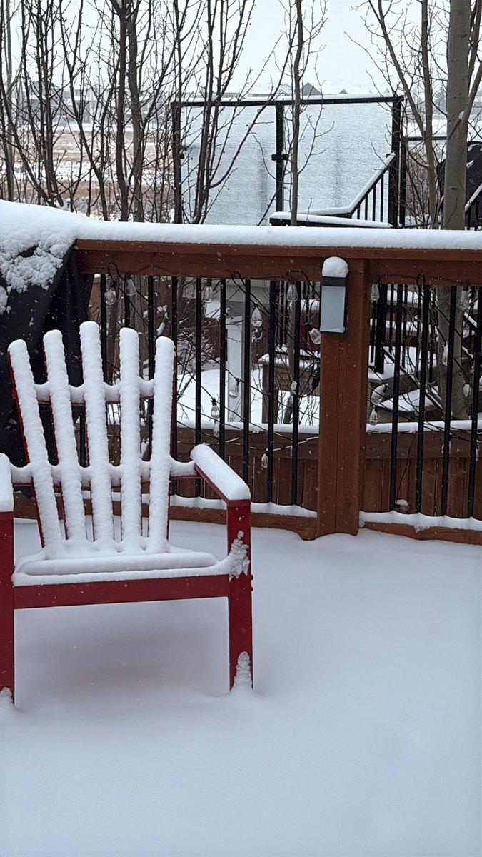 calgaryitsmeeee's tweet photo. @TheWanderer8144 @JeffreyRWRath Maybe 5 CM over night yesterday https://t.co/DTQNvVWWtf