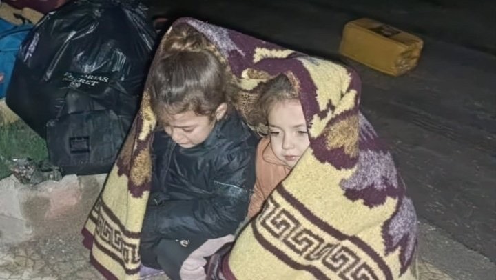 İşgal ve kuşatma altında olan başta Kobane olmak üzere #Rojava’da devam eden saldırılar ve sivil kayıpları devam etmektedir. Çocuklar açlık ve soğuktan dolayı hayatını kaybediyor. Elektriklerin kesik. Bir ses verin! 

#KobaneUnderSiege 
#StarlinkForRojava