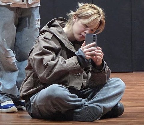 Queria o jimin pra mim eu ficaria escovando esse cabelo loiro todos os dias