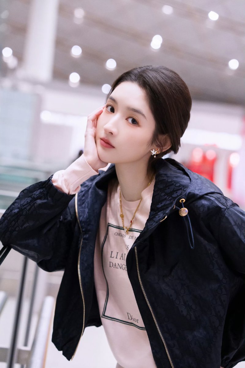 dramapotatoe's tweet photo. #WangYuwen sets off for Paris Fashion Week

More - https://t.co/swp5uDK1tP https://t.co/x6QdCHYhYZ