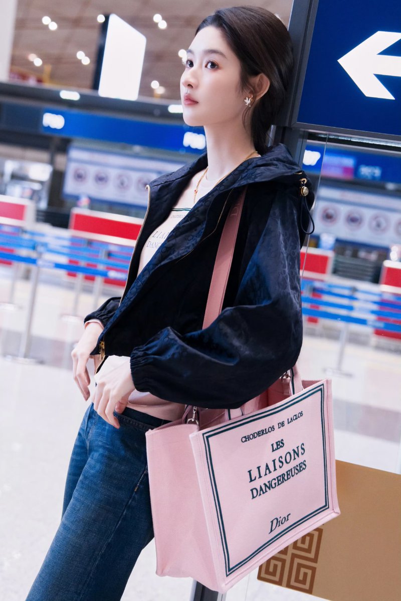 dramapotatoe's tweet photo. #WangYuwen sets off for Paris Fashion Week

More - https://t.co/swp5uDK1tP https://t.co/x6QdCHYhYZ