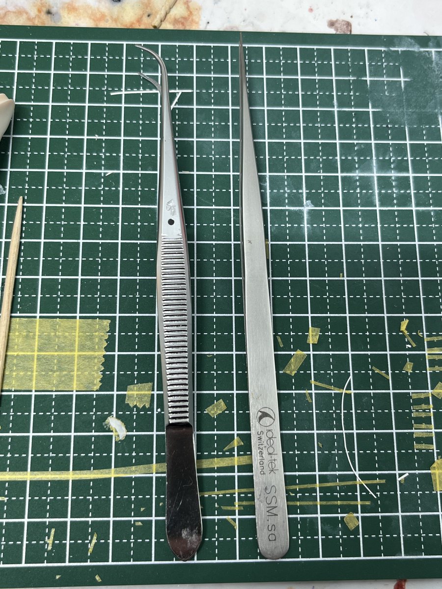 腸炎になった妻を塗装部屋に隔離しているから塗装できなくてマスキング作業に予定変更
マスキングはこの造形村のピンセット(旧)と貰い物のピンセットの2本が最高でこの2本がないともうマスキングできない身体になってしまった