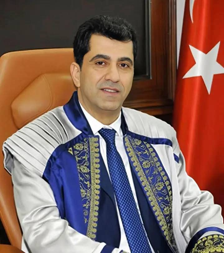 Vatandaşın "hasta bakılmıyor" şikayeti üzerine Aydın Adnan Menderes Üniversitesi Rektörü "Osman Selçuk ALDEMİR" kıyafetini değiştirip, bir hasta gibi Kuşadası Diş Polikliniği'ne gidip muayene olmak istedi.

Ellerinde sigaralar ile personelden "hasta bakmıyoruz" cevabı alınca