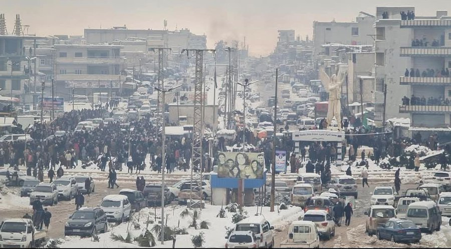 La heroica ciudad de Kobane, lugar en donde ISIS fue derrotado por los kurdos, ahora está asediada y sus habitantes (incluidos niños y mujeres) muriendo de frío, sin agua ni comida ni luz
Es urgente un corredor humanitario para que los civiles kurdos puedan salir de Kobane