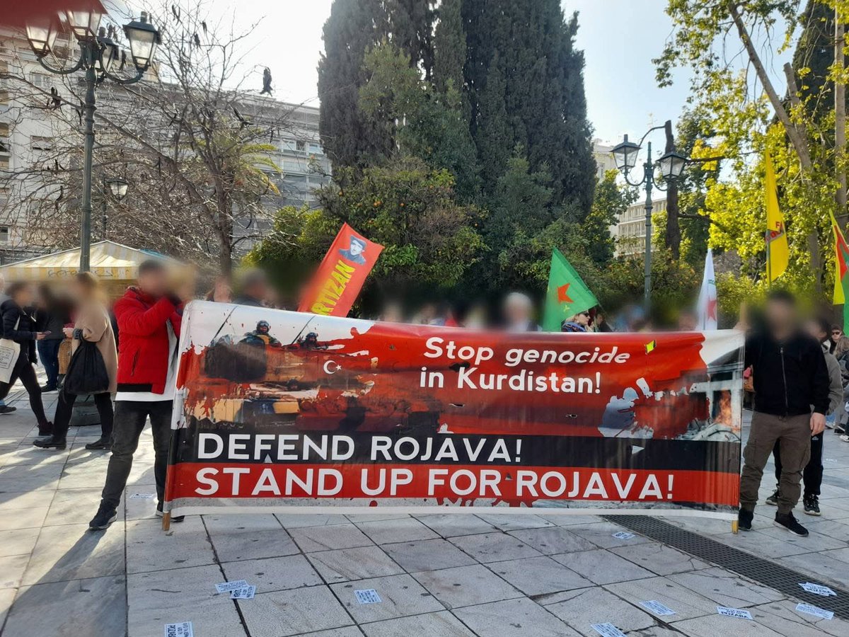 rouvikonas2014's tweet photo. Στιγμιότυπα από τη ��υγκέντρωση αλληλεγγύης στην αντίσταση της Ροζάβα, ενάντια στις σφαγές και την εθνοκάθαρση του ντόπιου πληθυσμού από τις τζιχαντιστικές ορδές, που έγινε  σήμερα στην Αθήνα.

Ακολούθησε πορεία προς την τουρκική πρεσβεία.

ΝΙΚΗ ΣΤΗΝ ΑΝΤΙΣΤΑΣΗ ΤΗΣ ΡΟΖΑΒΑ. https://t.co/oXmLQJ4SWB