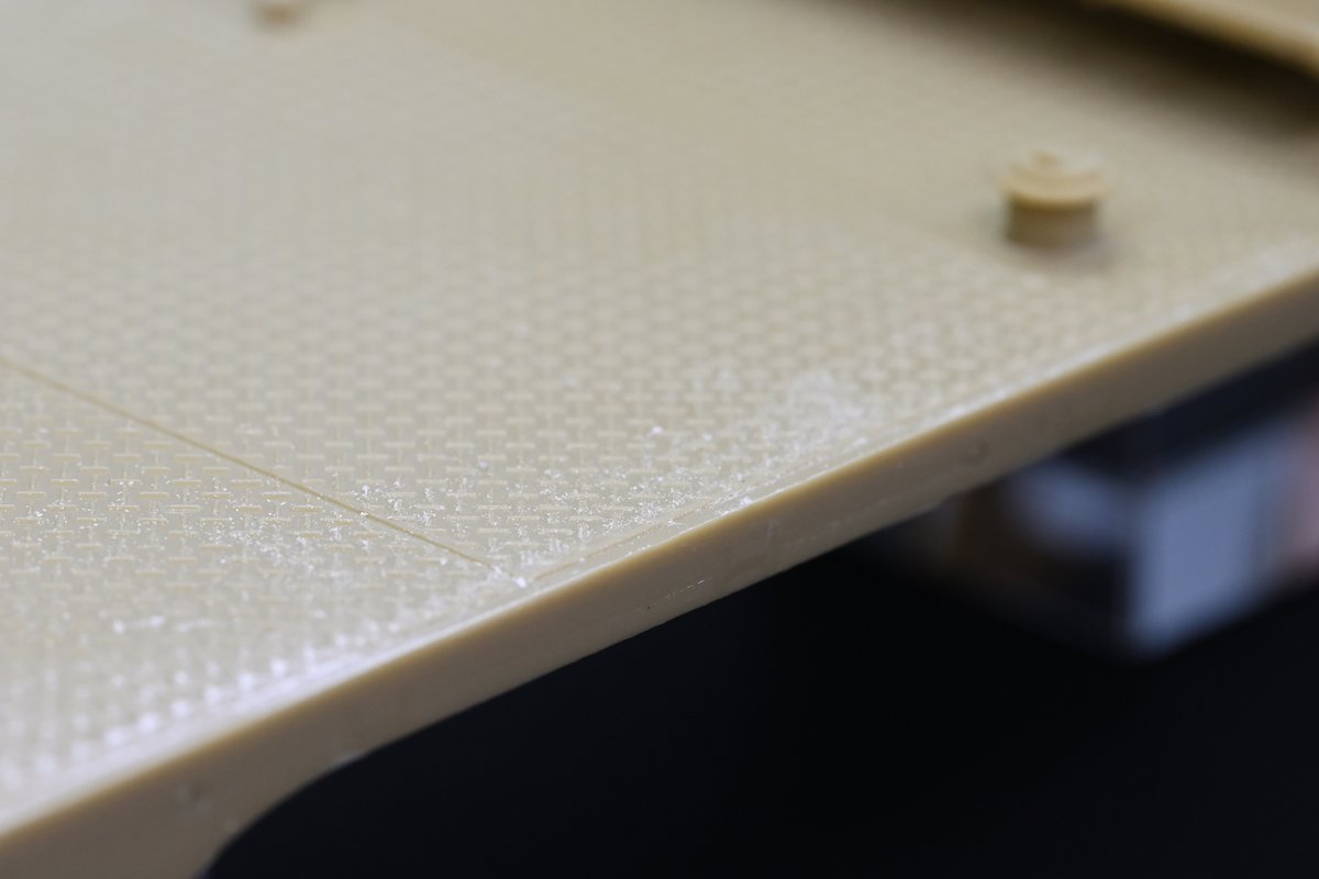 ①②T社sd.kfz.7/2用荷台グレーチングアオリにはサポート材の裏に穴あけ治具がついているので
③キットのヒンジモールドを
④綺麗に削り落として

↓続く