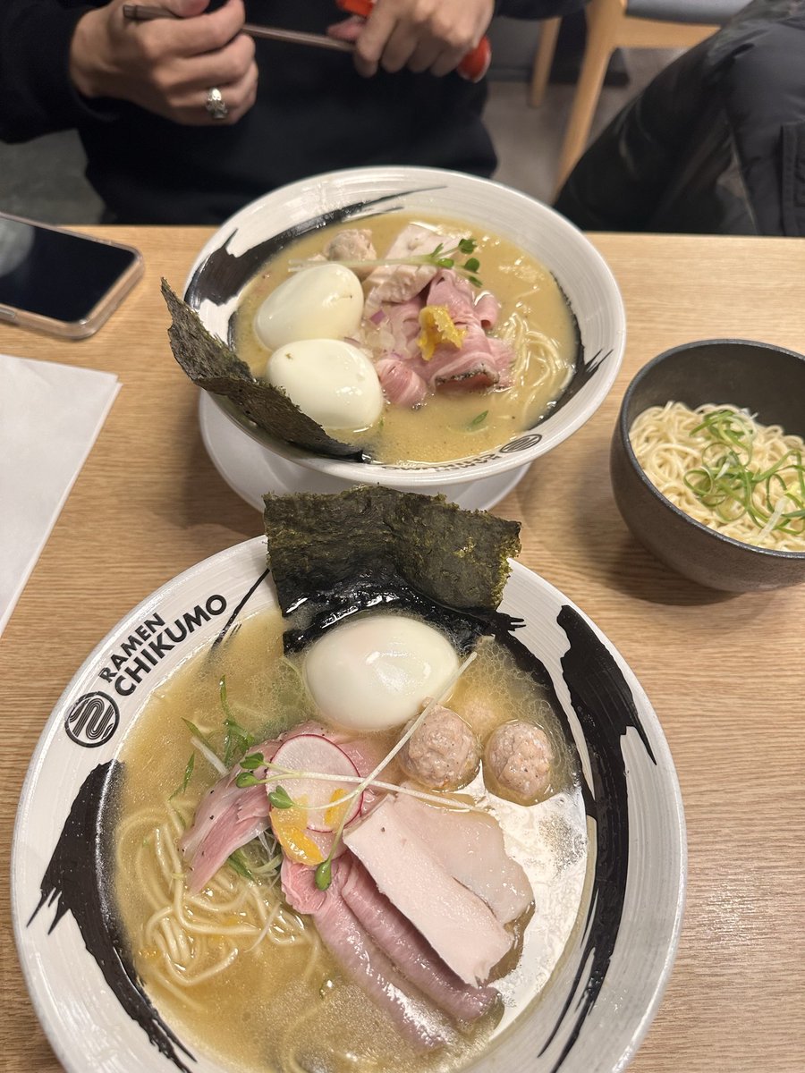 飄著細雨 冷冷的天
喜歡一起吃麵麵😝<a href="/howsetw/">好色Howse</a> 

人太沒吃到日思夜想的一蘭拉麵
隨便選一間拉麵 也很好吃啦😋

#明天有101有攀岩 
#開啟遊客模式
#信義區