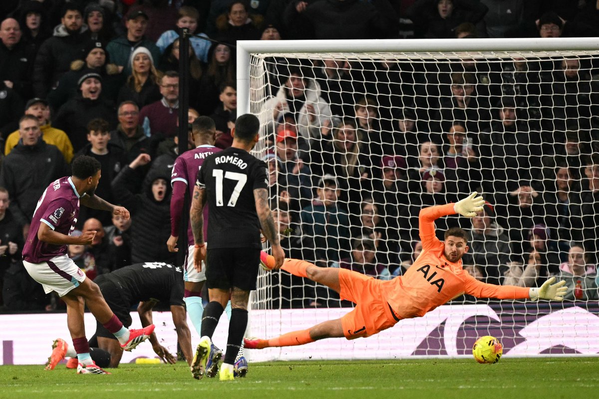 premierleague's tweet photo. 🟣 @BurnleyOfficial turn it around against Spurs!

Lyle Foster scores seven minutes after entering the pitch to put the Clarets ahead⚡️ https://t.co/iyRac5fDF7