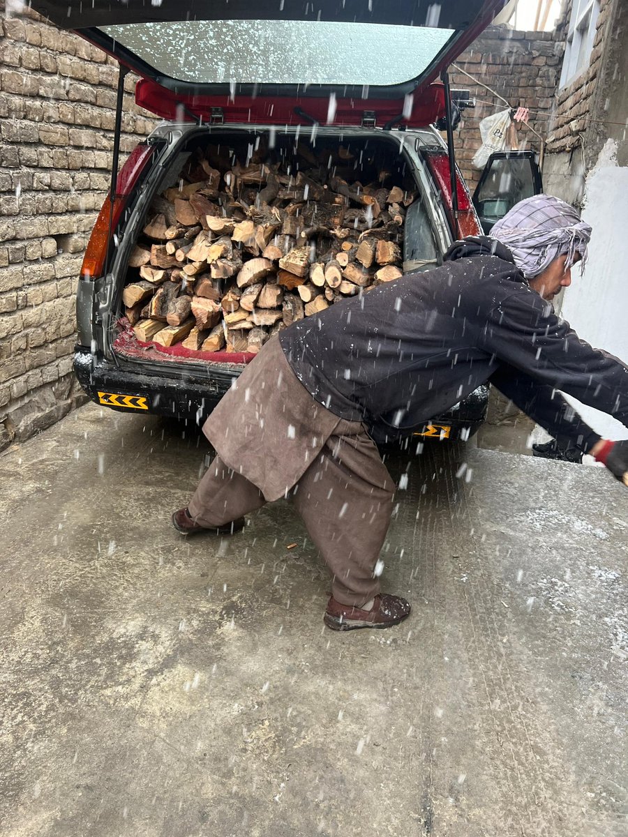 KhalylaHarito's tweet image. Delivering wood to a small school in need of heating in a snowy #Kabul #Afghanistan. Thank you so much to our kind supporter KS and others who regularly give for us to help more.