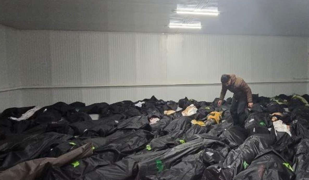 In lijkzakken opgestapelde jongemannen en vrouwen in de pakhuizen van Iran. Afgeslacht door de Islamitische Revolutionaire Garde. Bedenk even dat uw dochter of zoon ertussen had kunnen liggen. Puur genocide. Links zwijgt. Geen rode lijn protesten. (via <a href="/DrEliDavid/">Dr. Eli David</a>)