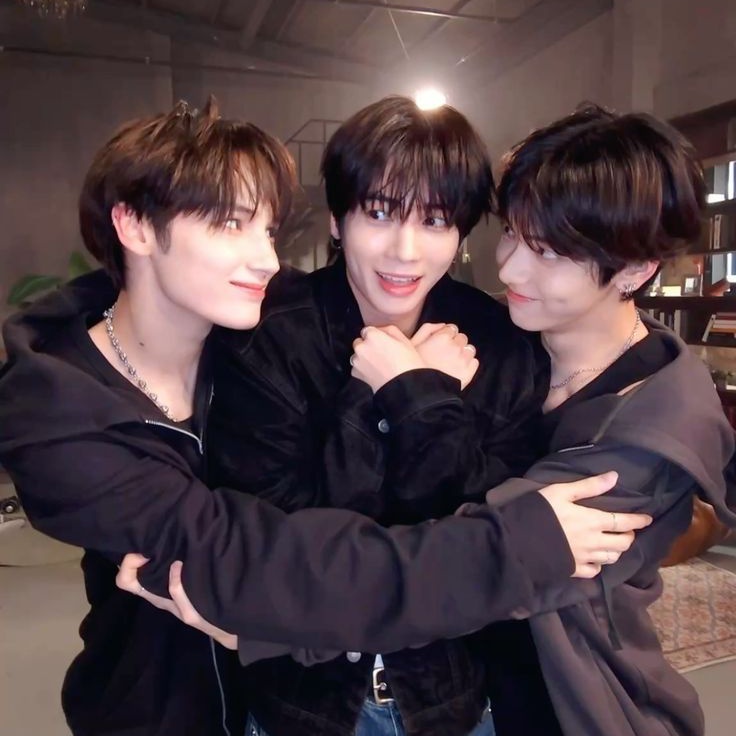 hnkive's tweet image. oh to be KTH and be surrounded by gorgeous baddies