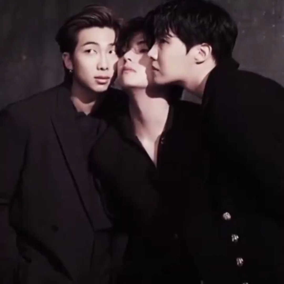 hnkive's tweet image. oh to be KTH and be surrounded by gorgeous baddies