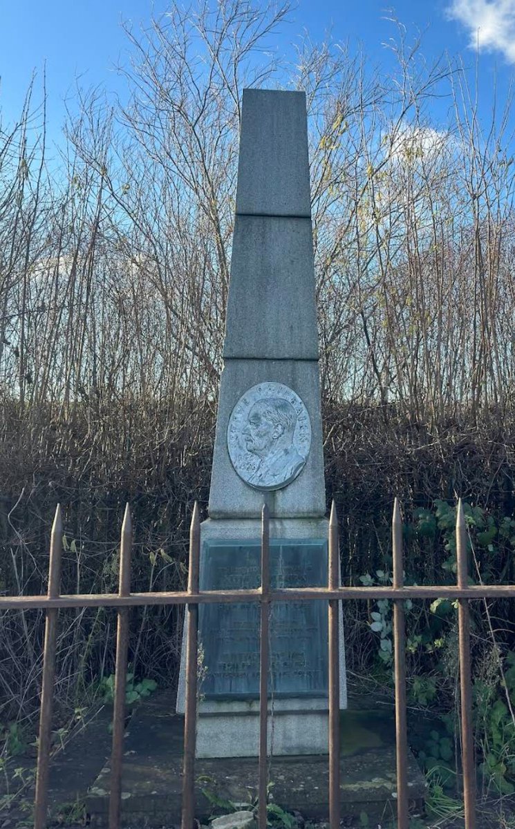 Humb_erto's tweet photo. @BannedMonkeyy @pgoguet Si je dis pas de bêtise le poteau du dernier mile de la course Cambridge-Oxford (aviron) est pas loin https://t.co/T7oBHI5Ntx