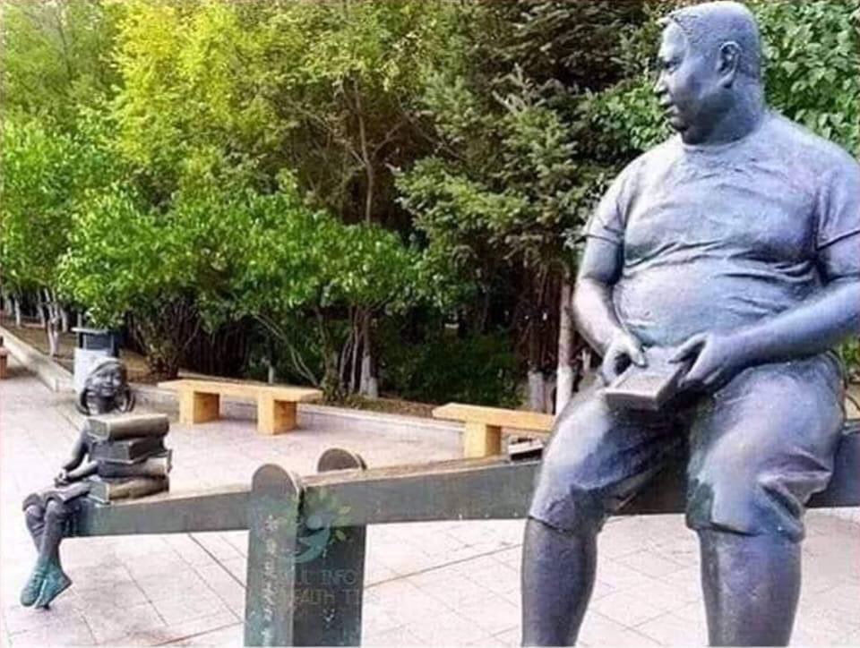 BambiniConverse's tweet photo. Bellissima statua in #Giappone... Una bimba con i libri pesa di più di un ragazzo con il cellulare! https://t.co/sjjzMFEHE3