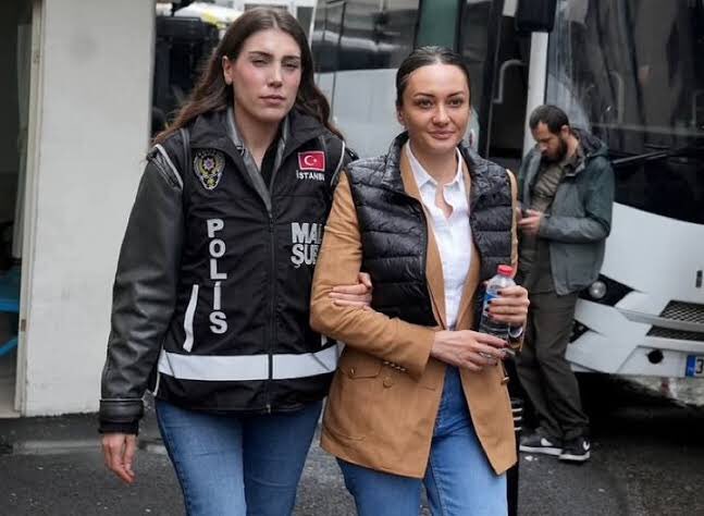 Ekrem İmamoğlu’nun Özel Kalem Müdürü Kadriye Kasapoğlu

13 yaşındaki oğlunu tek başına büyüten bir Anne. 

25 yıl çalışmanın sonucu malvarlığı: Memleketi Düzce’de 1 daire ve 2. el bir araba.

Oğlunun doğum gününde cezaevine gönderildi, 242 gündür tutuklu Unutma!