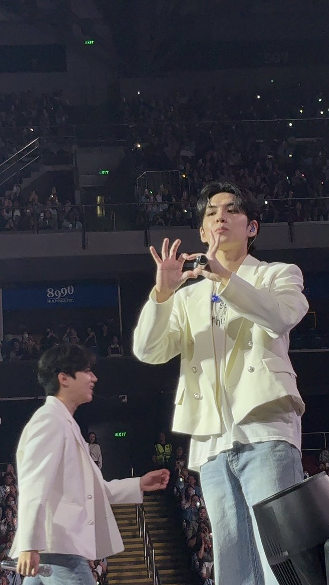 youngkthebae_'s tweet image. wonpil said welcome to my side bitch (respectfully) THE HEARTS THE WAVES AAAA SO HANDSOMEEEE 🫶#Day6TheDECADEinManila #WONPIL