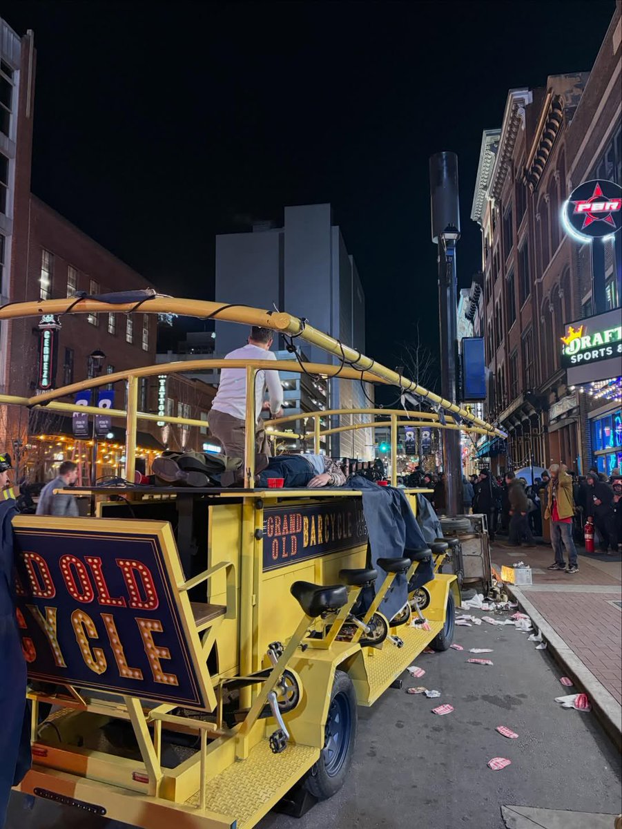 es como ese fic q se ponen lindos para su primera cita y nunca llegan pq ven un accidente, se bajan a ayudar y terminan comiendo tacos en el capó de la camioneta de eddie 🙏🏻🙏🏻