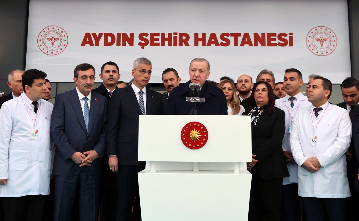 tcbestepe's tweet image. Cumhurbaşkanımız @RTErdogan, açılışını gerçekleştirdiği Aydın Şehir Hastanesi'nde tedavi gören hastaları ziyaret etti.