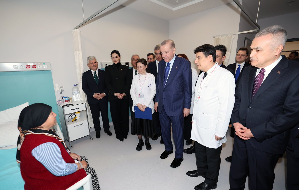 tcbestepe's tweet image. Cumhurbaşkanımız @RTErdogan, açılışını gerçekleştirdiği Aydın Şehir Hastanesi'nde tedavi gören hastaları ziyaret etti.