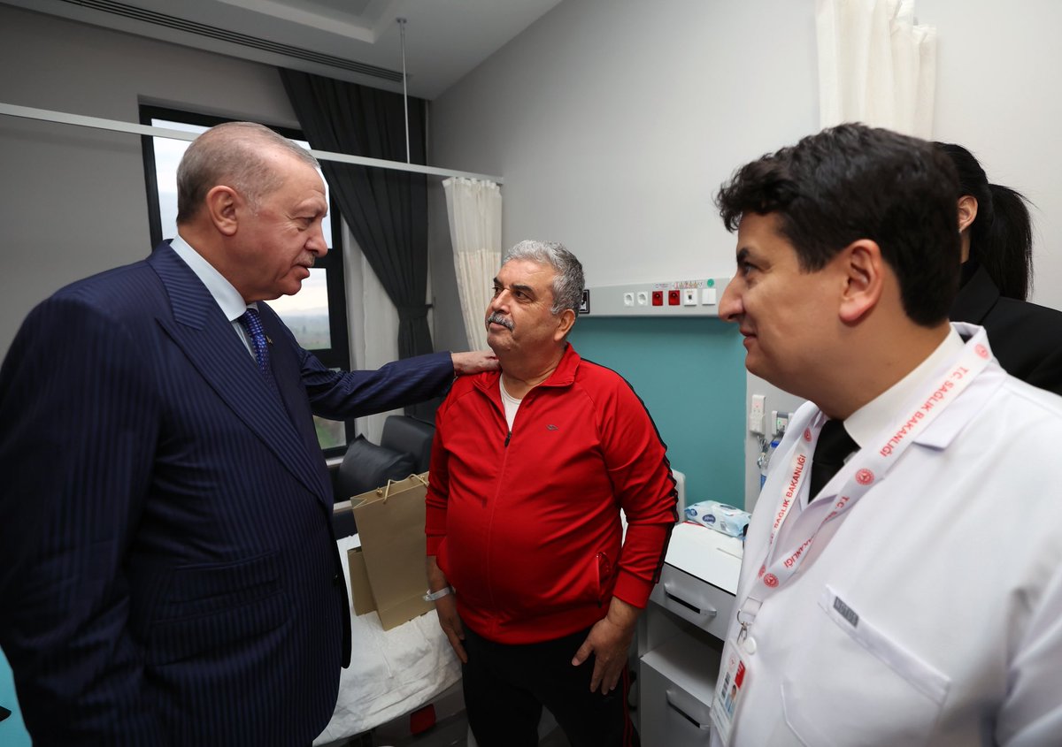 tcbestepe's tweet image. Cumhurbaşkanımız @RTErdogan, açılışını gerçekleştirdiği Aydın Şehir Hastanesi'nde tedavi gören hastaları ziyaret etti.