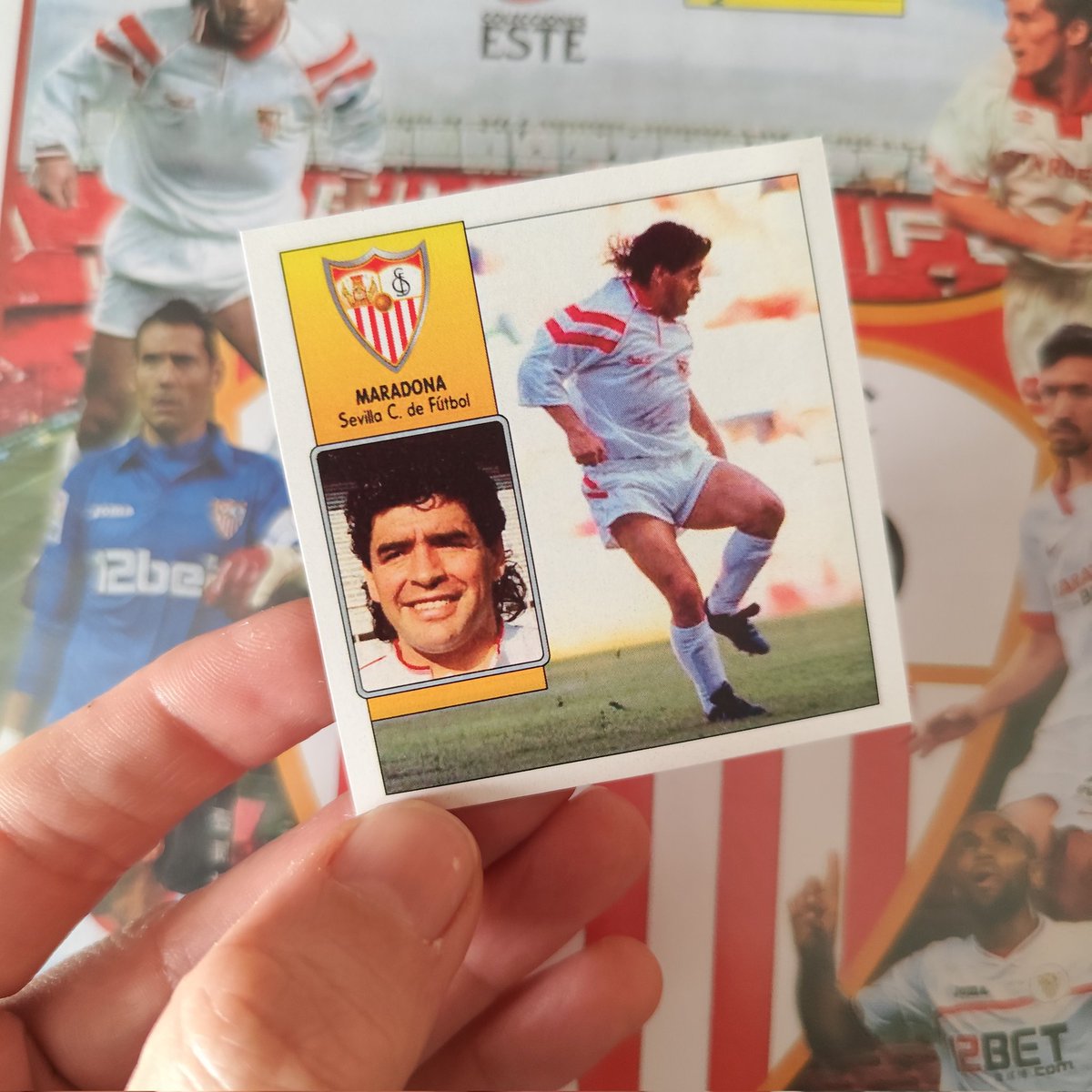 En un rato, #SevillaAthletic el primer encuentro de Liga que jugó Maradona con la camiseta del Sevilla en la 92/93.