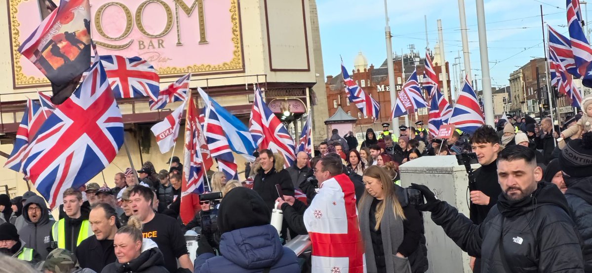 YorksRose_84's tweet image. Blackpool Residents Come Out in Force Today 

Stop The Boats
Send Them Back