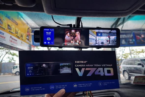 autothienphu's tweet photo. 💥 VIETMAP V740 – Gương điện tử + Camera hành trình xịn xò = lái xe đỡ phải xoay cổ 🤣
✔️ Màn hình IPS 11.26 inch – To hơn điện thoại, nhìn sau rõ như livestream 📺
✔️ Camera trước & sau sắc nét – Lùi xe không còn “nín thở” 😮‍💨
✔️ Giảm điểm mù cực mạnh – Đi đêm, mưa gió vẫn tự tin tay lái
✔️ Cảnh báo giao thông Vietmap Live – Camera phạt nguội chưa kịp chớp mắt là đã biết 🚨
✔️ Thiết kế gọn – sang – hợp sedan tới SUV – Lắp lên là thấy xe khác liền ✨
🔧 Lắp đặt chính hãng tại Nội Thất Ô Tô Thiên Phú
✅ Hàng Vietmap chính hãng
✅ Thi công chuẩn chỉnh – gọn gàng – không dây thừa
✅ Bảo hành rõ ràng – tư vấn có tâm
IB em để được tư vấn!