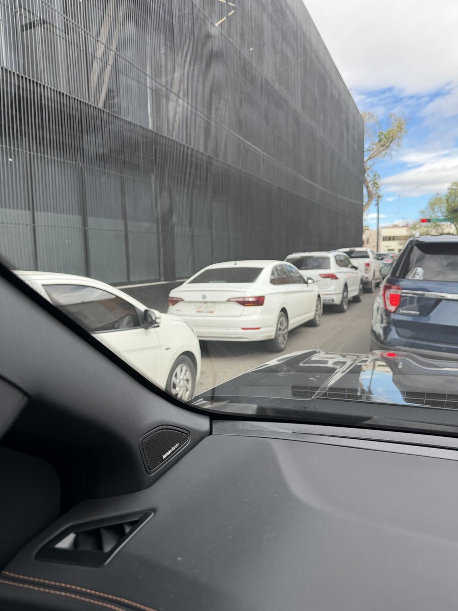 <a href="/DMSPDGO/">DMSP DGO</a> calle Allende antes de Dolores del Río , autos estacionados en lugar prohibido ocasionando tráfico