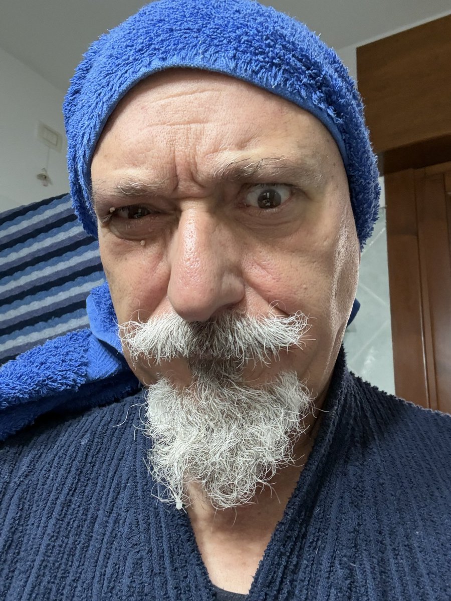dtarlo's tweet photo. Disponibile anche per ruoli di principe arabo caduto in disgrazia (sempre ammesso che i principi arabi possano riuscire a cadere in disgrazia)… https://t.co/Fmd1DRbC7X
