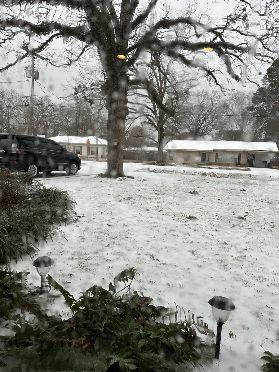 DanaaOnTheMove's tweet photo. @ryanhallyall 
Right at an hour of Accumulation of ice here in West Monroe, La. https://t.co/MfqdED6AT9