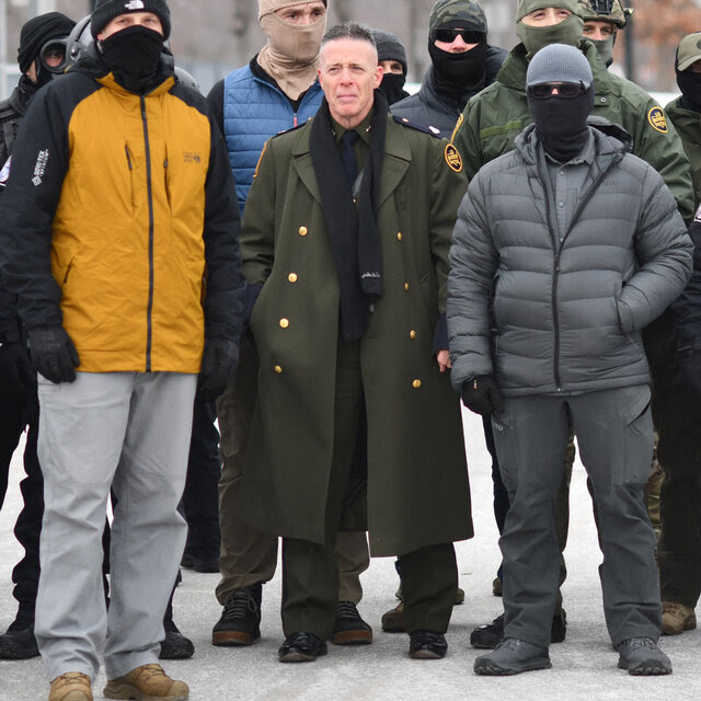 nytimes.com/2026/01/22/sty…
Vanessa Friedman
23 Ocak 2026
Önce maskeler, sonra palto.
ICE ajanlarının Amerikan şehirlerine yayılmaya başlamasından bu yana, üniformaları tartışma konusu oldu. Kıyafetler, Trump yönetiminin göçmenlik ve sınır dışı etme politikaları, bunların uygulanması