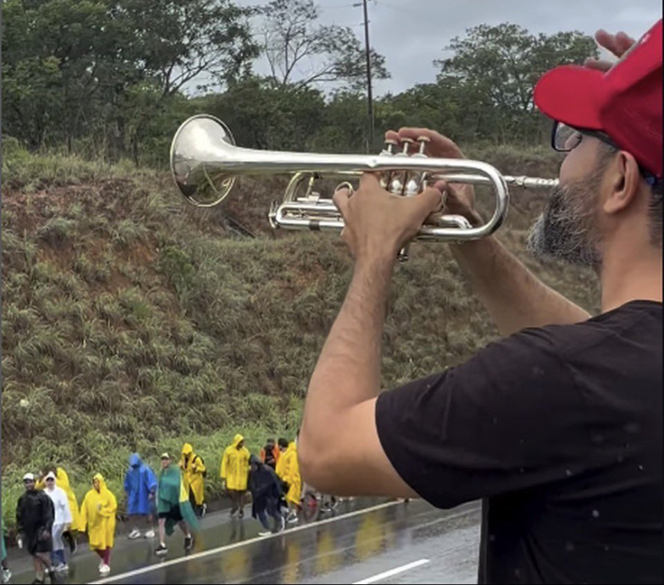 Comemorem comigo 👊🏼💪🏻
Três milhões de views, o companheiro trompetista puxou o berrante, o meme virou fofoca, a internet gargalhou, atravessou bolhas e nois que tá 🤣🤣