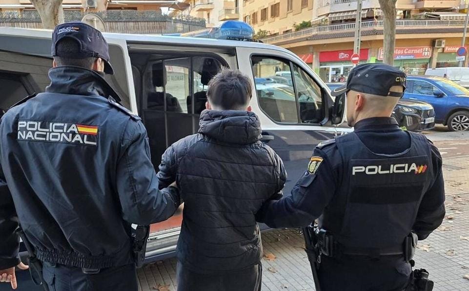 Cuatro detenidos en Palma por apuñalar a un joven y dejarlo tuerto.

Esto es lo que vale la vida de una persona hoy en España: un móvil, un bolso, una cartera…

Hay un nuevo tipo de delincuencia en España y, si no lo detenemos ahora, en unos años será tarde. El proceso que
