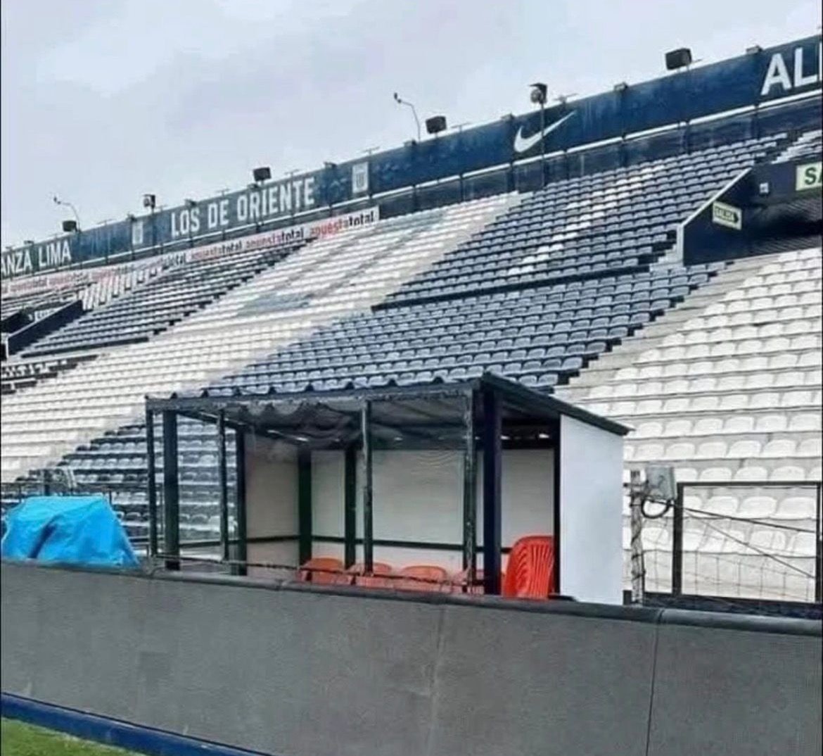 Vendo mi entrada en palco para la "noche" blanquiazul, 8 soles.
Prefiero jugar trompo con mi sobrino, que ir a esa mierda de estadio.
Adjunto foto de mi palco.