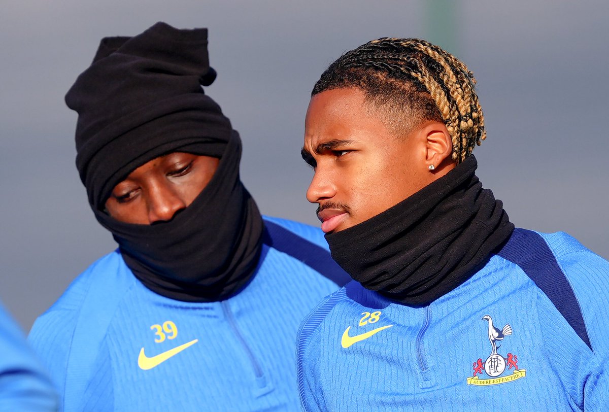 _BeFootball's tweet image. 🚨 𝗥𝗔𝗡𝗗𝗔𝗟 𝗞𝗢𝗟𝗢 𝗠𝗨𝗔𝗡𝗜 🇫🇷𝗡’𝗘𝗦𝗧 𝗠𝗘𝗠𝗘 𝗣𝗔𝗦 𝗘𝗡𝗧𝗥𝗘 𝗘𝗡 𝗝𝗘𝗨 𝗖𝗢𝗡𝗧𝗥𝗘 𝗕𝗨𝗥𝗡𝗟𝗘𝗬 ! 😪

0 but en 15 matchs de PL pour le Français, qui voit la Coupe du Monde s’éloigner vu sa situation… 🌍👋 

Chez les Spurs, le Français du moment s’appelle…