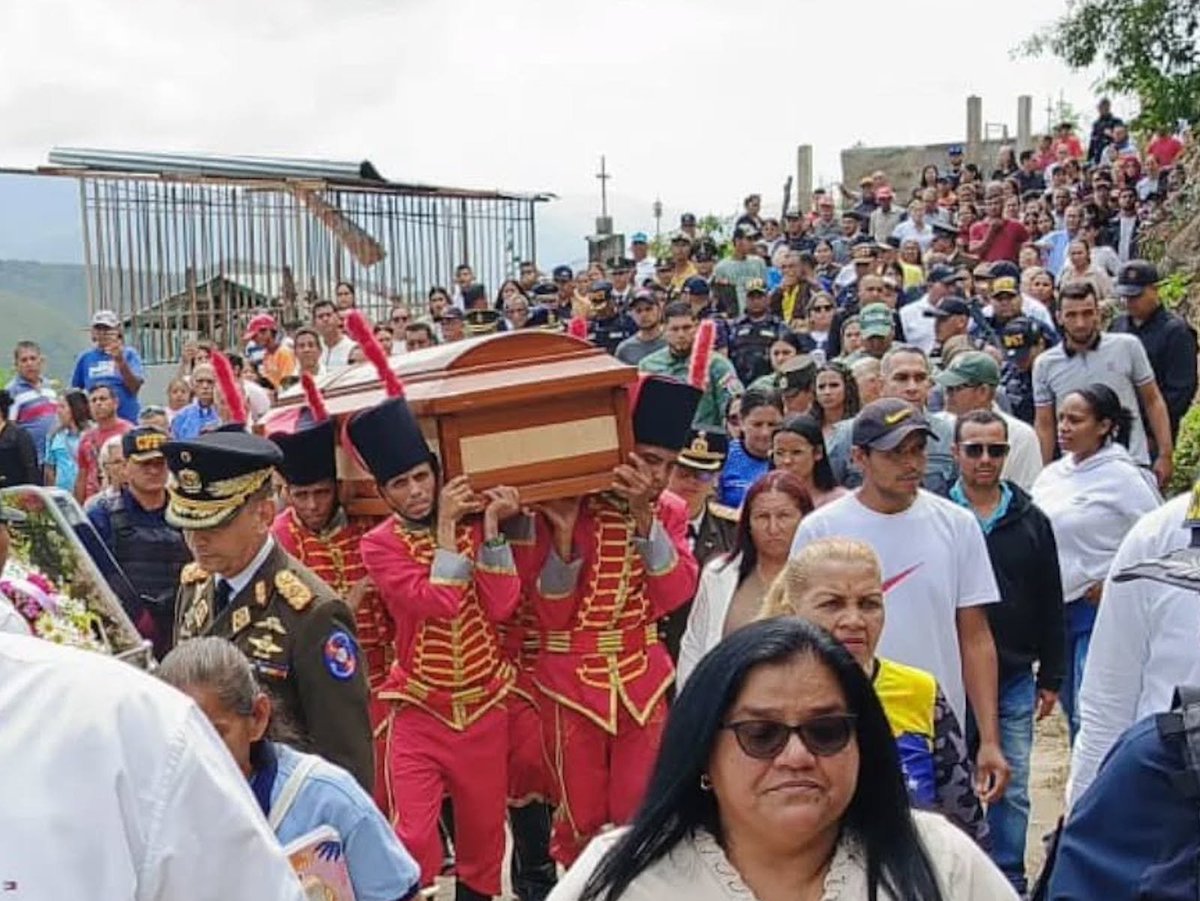 #LaHoraDeVenezuela | 81 víctimas identificadas en los bombardeos: 45 militares venezolanos, 32 cubanos y 4 civiles

A veinte días del ataque, los nombres y circunstancias de los fallecidos siguen sin ser aclarados en informes oficiales del gobierno:

cazadores.info/81-victimas-id…