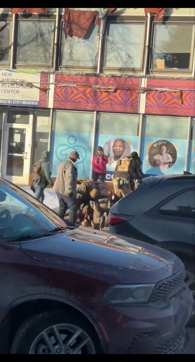 mmase910's tweet photo. @NikkiMcR It looks like the guy in gray takes the victim’s holstered gun before the shots start. https://t.co/WhSBvGtrSO