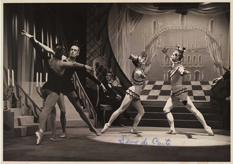 En 1954, #LudmillaChiriaeff créait le ballet Jeu de cartes pour l'émission l'Heure du concert de Radio-Canada. Reconnaissez-vous Roger Rochon, Brydon Paige, Eva von Gencsy et Eric Hyrst?
bibliodanse.ca/Record.htm?idl…