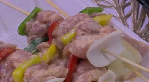 استعدي لرمضان .. تخزين شيش طاووق بالتتبيلة 