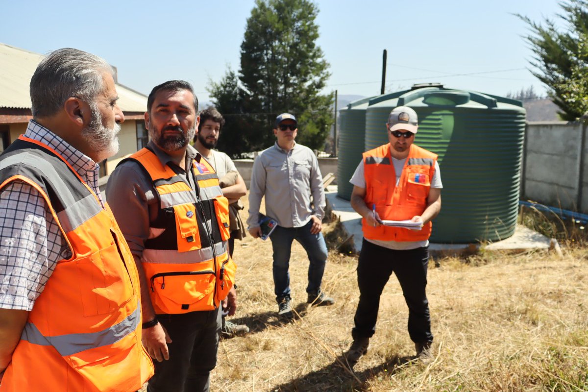 MOPBiobio's tweet photo. 🔎💧 Tras los incendios en Biobío, el Seremi de OO.PP. Hugo Cautivo y el equipo regional visitaron El Pino para levantar un catastro y acelerar la recuperación del Agua Potable Rural en este y otros 4 sectores afectados https://t.co/piDG0ibFnR