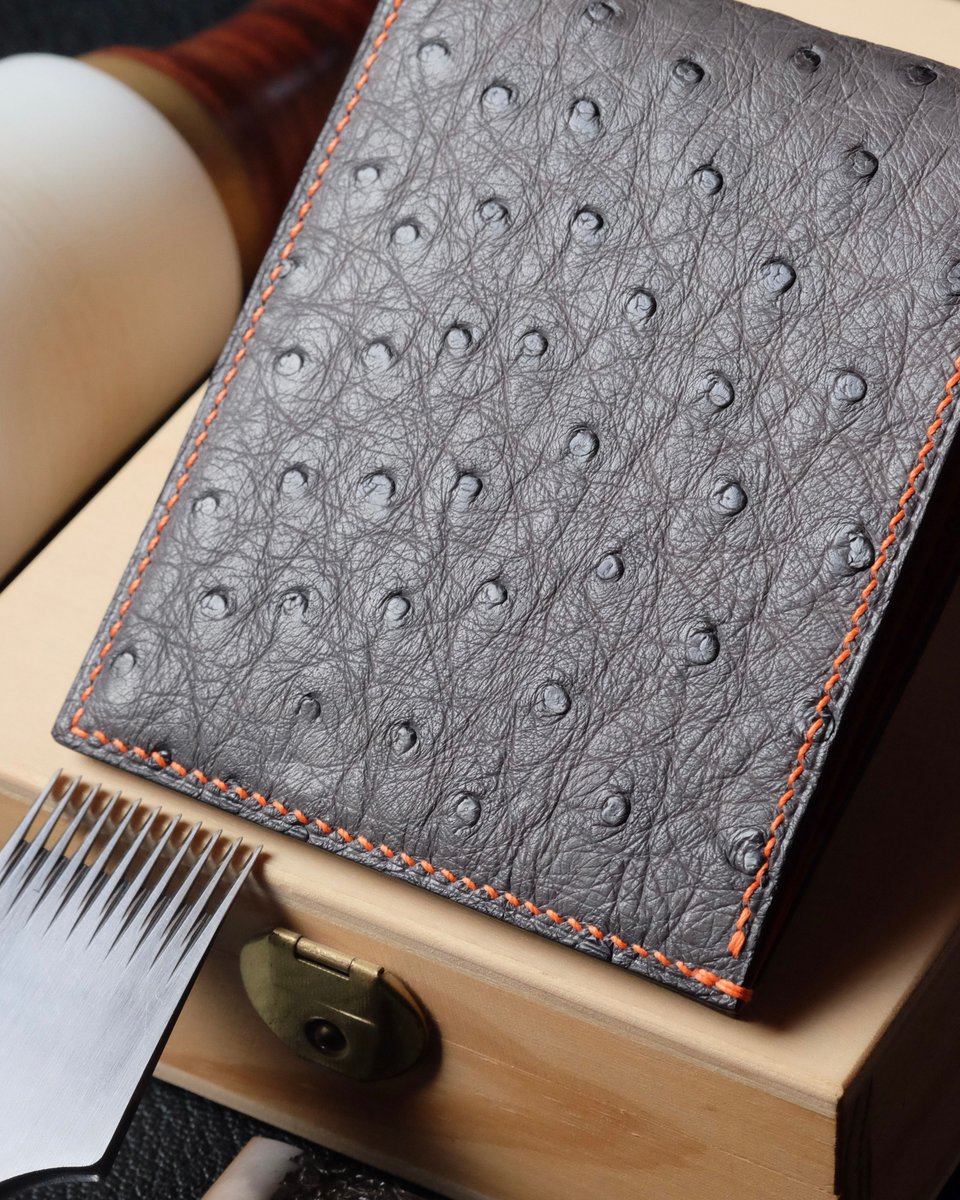 AtelierDecoster's tweet image. Portefeuille 30 en autruche gris anthracite, intérieur en chèvre orange, fil orange et peinture gris anthracite #atelierdecoster #decoster #artisan #handmade #handstiched #handmadeinbelgium #madeinbelgium #handmadewallet #bespokewallet #customwallet #handmadeleatherwallet