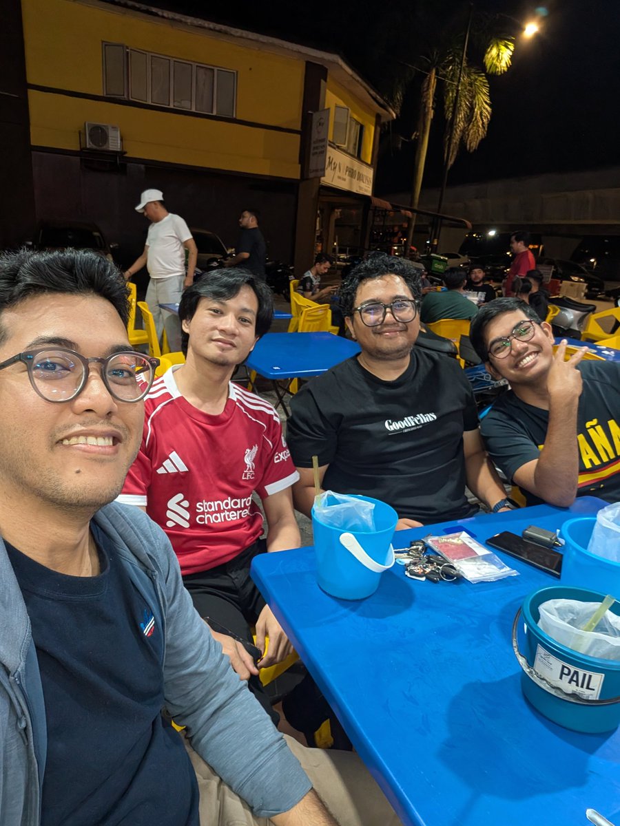 Bias_LFC's tweet photo. First time since forever tak pernah lepak mamak. Dapat last min dagger. Good one https://t.co/StJOPexzNQ