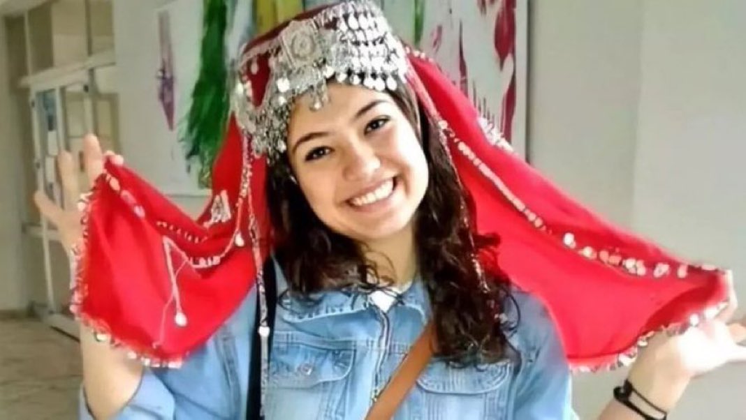 deryacaburda's tweet photo. Pkk tarafından katledilen Aybüke öğretmenin annesi, bir daha kızının saçını öremeyecek.. https://t.co/Y4yr1UC0K9