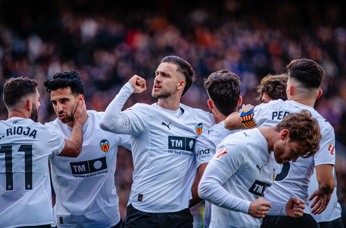Copete_99's tweet photo. ¡Garra y carácter! 💪🏾
Sumamos 3 puntos muy importantes.
Gracias por el apoyo como siempre, ¡¡Mestalla ruge!!🧡🔥 
¡JUNTOS! @valenciacf https://t.co/BlhqoIxgk7